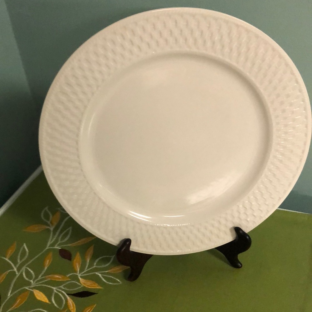 NWOT Wicker by Oneida Serving Plate